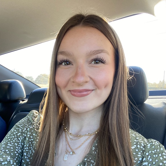 ava_hollis